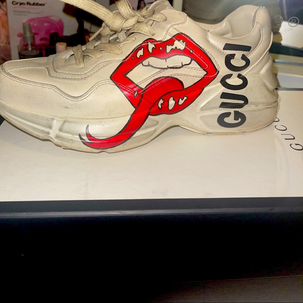 Gucci
Rhyton sneaker with mouth print